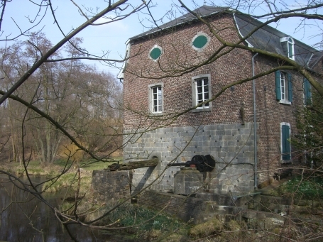 Niederkrüchten : Radermühle, die Antriebswellen der ehemaligen zwei Wasserräder sind noch vorhanden